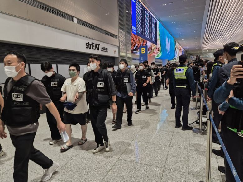 캄보디아에서 보이스피싱과 로맨스스캠 등 범죄에 가담했다가 구금된 한국인 64명이 지난해 10월 18일 인천국제공항으로 강제송환되고 있다. 뉴시스