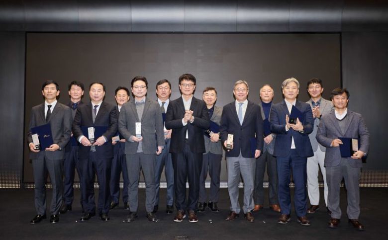 SK텔레콤 경영진과 안전보건 협력사 관계자들이 22일 서울 을지로 SKT타워에서 열린 협력사 초청 행사에서 기념촬영을 하고 있다. SK텔레콤 제공