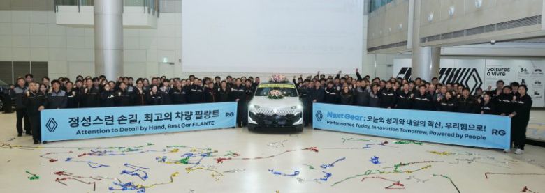 21일 르노코리아 부산공장에서 개최한 르노 필랑트(FILANTE) 1호차 생산 기념 행사에서 임직원들이 기념 사진을 촬영하고 있다. 르노코리아 제공