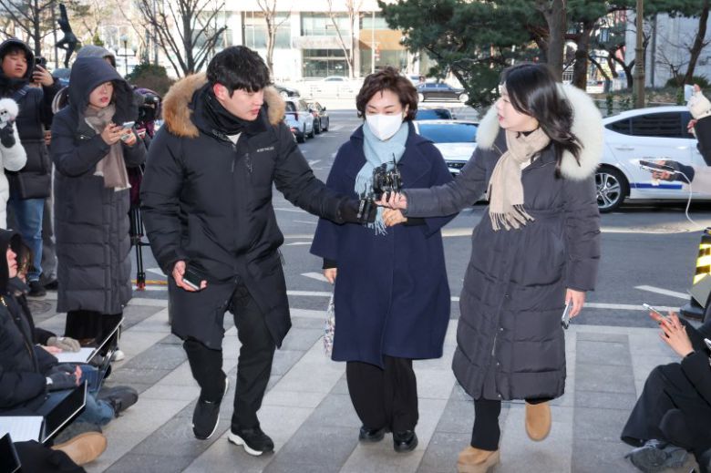 김병기 무소속 의원의 배우자 이예다 씨가 22일 오후 마포구 서울경찰청 공공범죄수사대에서 법인카드 유용 의혹과 관련 피의자 신분으로 조사를 받기 위해 출석하고 있다. 뉴스1화상