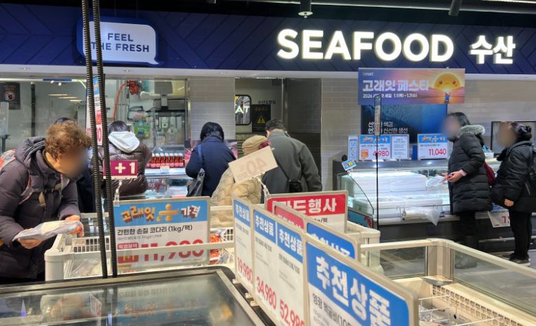 지난 5일 오전 서울 마포구 이마트 신촌점을 찾은 고객들이 행사상품을 둘러보고 있다. 사진=김현지 기자