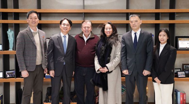 정준호 SK증권 대표이사(왼쪽 두 번째), 리처드 케슬러 케슬러 컬렉션 회장(왼쪽 세 번째), 한정호 SK증권 글로벌사업부 대표(오른쪽 두번째)가 21일 인천시청에서 기념촬영을 하고 있다. SK증권 제