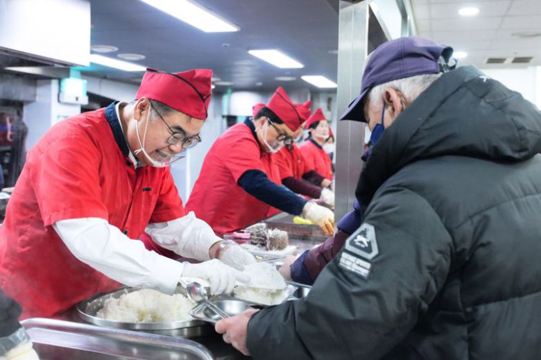 콘야마 마나부 한국토요타자동차 대표이사 사장이 지난 21일 경기도 성남시에 위치한 사회복지법인 안나의 집에서 봉사활동을 하고 있다. 한국토요타자동차 제공.