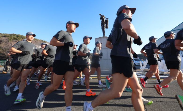 해군 심해잠수사(SSU) 부대원들이 22일 경남 창원시 진해구 진해 군항에서 혹한기 훈련 단체 달리기를 하고 있다. 이날 진해구 기온은 영하 6도. 체감온도는 영하 11도였다. 연합뉴스                                  해군특수전전단 해난구조전대가 지난 2023년 1월 17일부터 19일까지 일정으로 진해 군항 일대에서 실시하는 혹한기 내한훈련 중, 항공구조훈련에서 SSU 항공구조사가 구조용 고리(Rescue Strop)를 이용해 해상 조난자를 구조하고 있다.(자료사진) 해군 제공                                  지난 2023년 1월 17일부터 19일까지 일정으로 경남 진해 군항 일대에서 실시하는 혹한기 내한훈련 중 지난 17일 실시한 항공구조훈련에서 SSU 항공구조사가 해상 조난자 구조를 위해 입수하고 있다.(자료사진) 해군 제공