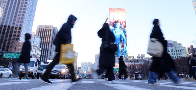 지난해 12월 31일 서울 광화문네거리에서 움츠린 시민들이 2025년 마지막 출근길에 나서고 있다. 뉴스1