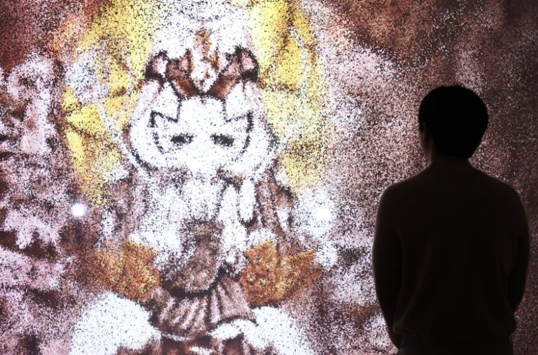 22일 서울 종로구 아라아트센터에서 열린 '쿠키런: 킹덤 아트 콜라보 프로젝트 특별전 - 위대한 왕국의 유산' 언론공개회에서 관계자가 전시를 살펴보고 있다. 뉴스1