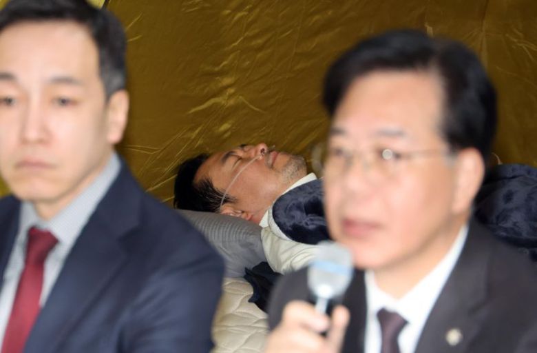 통일교·공천헌금 '쌍특검' 입법을 요구하며 단식 투쟁에 나선 지 8일 차를 맞은 국민의힘 장동혁 대표가 22일 국회 로텐더홀 텐트 안에 누워있다. 사진=박범준 기자