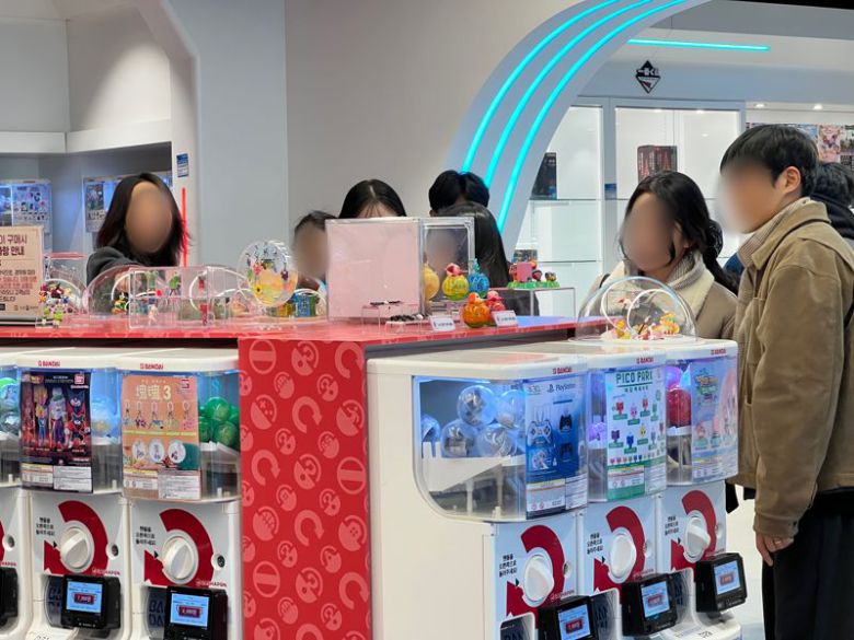 21일 서울 용산 아이파크몰 6층에 위치한 '반다이남코 코리아 스토어'에서 고객들이 랜덤 뽑기를 하고 있다. 사진=김현지 기자
