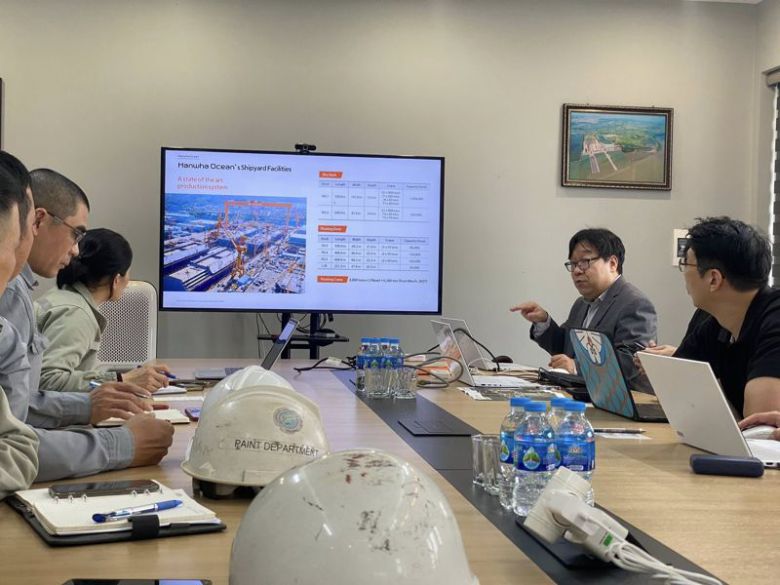 한화오션 대표단(오른쪽)이 베트남 꽝닌성에서 노스코 조선소 대표단과 선박 신조 분야에서의 장기 협력 가능성에 대해 논의하고 있다. 베트남 노스코 조선소 제공