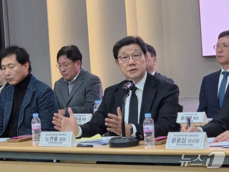 노연홍 제약바이오산업 비상대책위원회 공동 위원장이 지난해 12월 개최된 기자간담회에서 질문에 답변을 하고 있다. 뉴스1