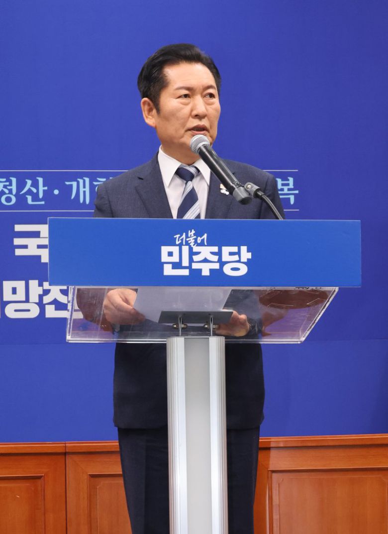 정청래 더불어민주당 대표가 22일 오전 서울 여의도 국회에서 긴급 기자회견을 열고 발언을 하고 있다. 뉴시스