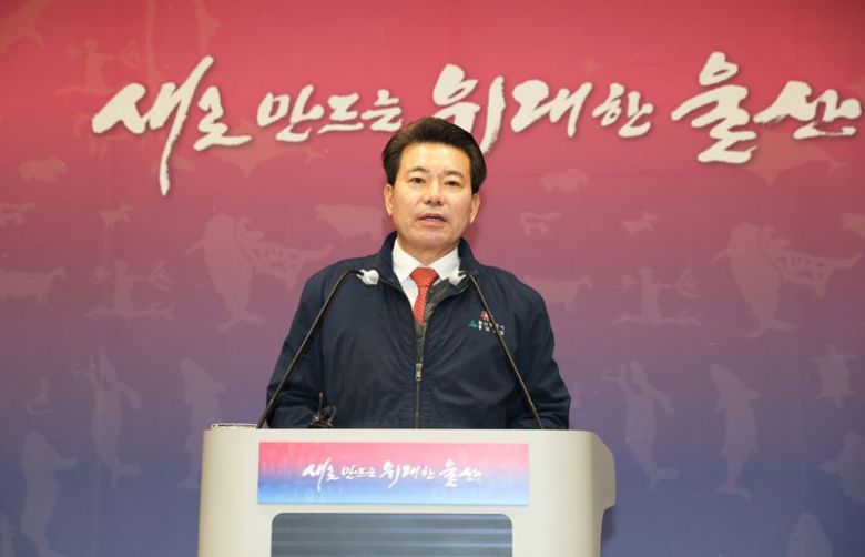 임현철 울산시 대변인이 22일 울산시청 프레스센터에서 부유식 해상풍력사업 관련 울산시 입장을 설명하고 있다. 임 대변인은 울산시가 부유식 해상풍력발전단지 조성사업에 대해 실질적인 행정 지원을 아까지 않고 있다고 밝혔다. 울산시 제공