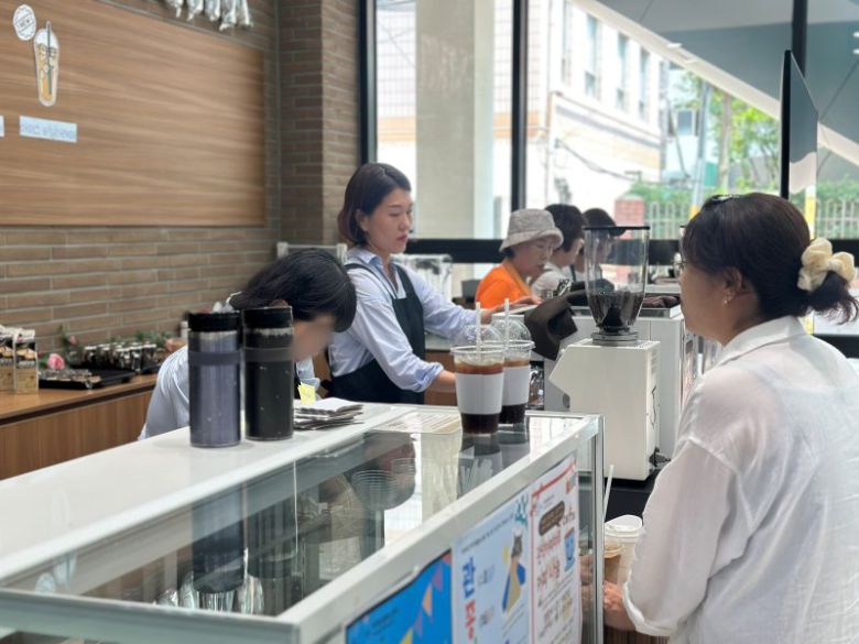 서울 관악구의 '50플러스센터' 1층에 위치한 카페 공간에서 교육생들이 바리스타 실습을 진행하고 있다. 관악구 제공