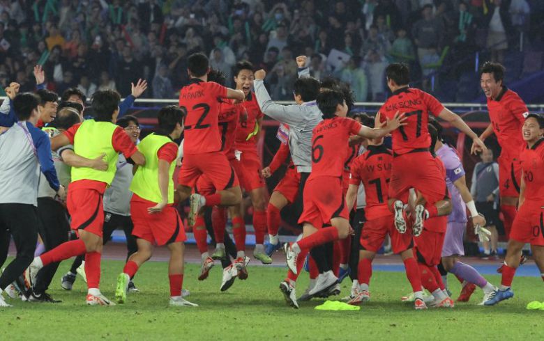 항저우 황룽스포츠센터 스타디움에서 열린 2022 항저우 아시안게임 남자 축구 결승 한국 대 일본 경기, 2대1로 일본을 꺾고 금메달을 차지한 한국 선수들이 기뻐하고 있다.뉴시스