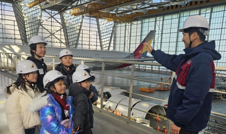 22일 인천국제공항 아시아나항공 정비 격납고에서 ‘Why? 항공과학 탐험교실’ 행사에 참가한 아시아나항공·대한항공 직원 자녀들에게 현직 정비사가 항공기에 대해 설명하고 있다. 아시아나항공 제공
