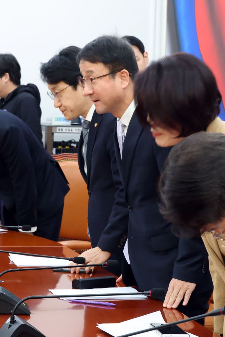 더불어민주당 한병도 원내대표가 22일 국회에서 열린 정책조정회의에서 인사하고 있다. 사진=서동일 기자