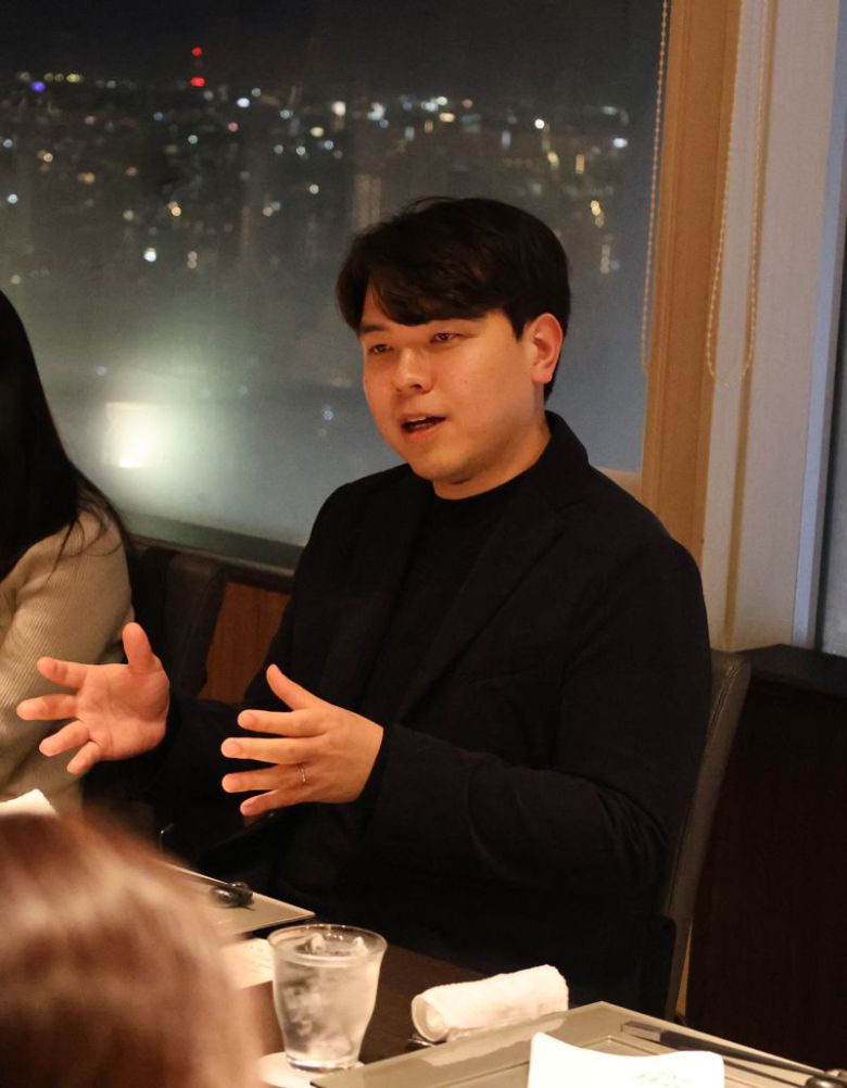 뤼튼 테크놀로지스 이세영 대표가 지난 21일 일본 도쿄에서 기자들과 만나 이야기를 나누고 있다. 뤼튼 제공