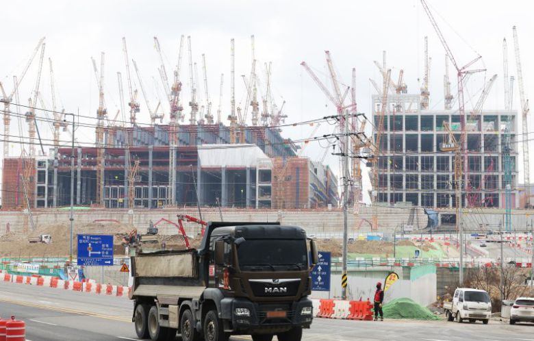 지난 9일 경기도 용인시 처인구 원삼면 용인반도체클러스터 일반산업단지 공사현장에서 분주하게 공사가 진행되고 있다. 연합뉴스