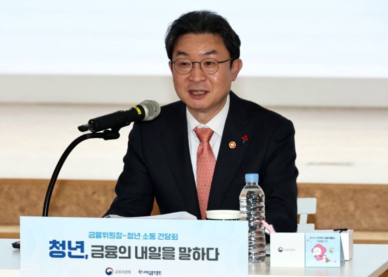 이억원 금융위원회 위원장이 22일 서울 중구 온드림 소사이어티에서 열린 금융위원장-청년 소통간담회 '청년, 금융의 내일을 말하다'에서 발언하고 있다. 연합뉴스