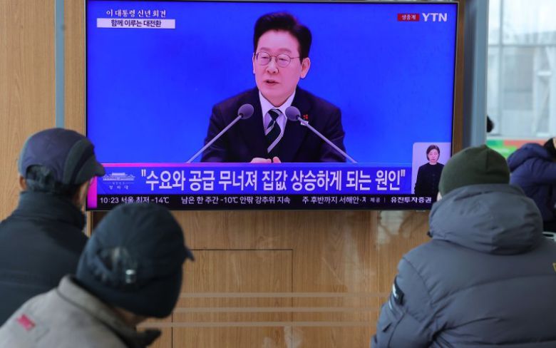 이재명 대통령이 신년 기자회견에서 집값 안정을 위해 세금 카드를 최후의 수단으로 남겨두겠다고 밝혔다. 21일 오전 서울역 대합실에서 시민들이 이 대통령의 회견 모습을 시청하고 있다. /사진=뉴시스