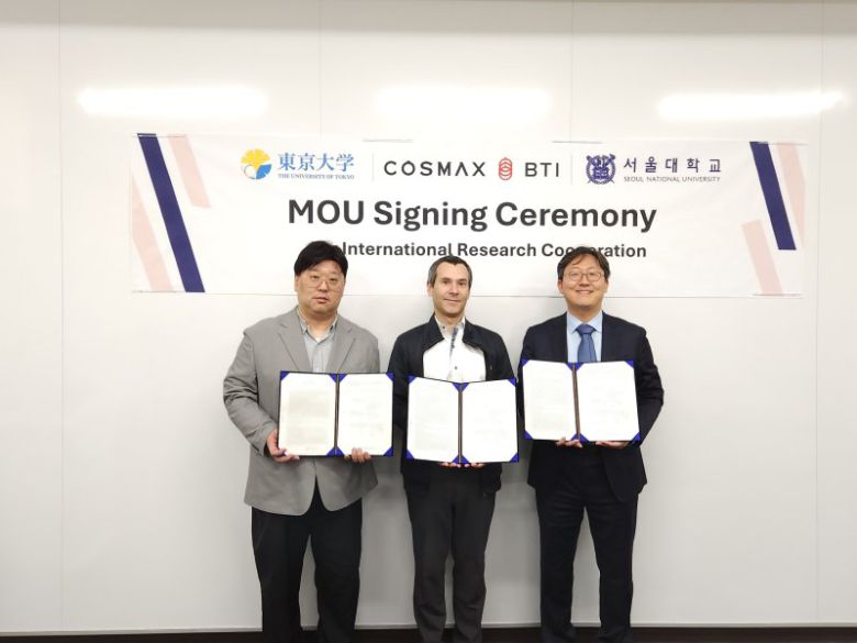 윤석균 코스맥스비티아이 R&I유닛 BI랩장(왼쪽부터), 오라시오 카브랄 도쿄대 바이오 엔지니어링학과 교수, 이연 서울대 자연과학대학 화학부 교수가 연구협약 체결 후 기념촬영을 하고 있다.(사진=코스맥스 제공