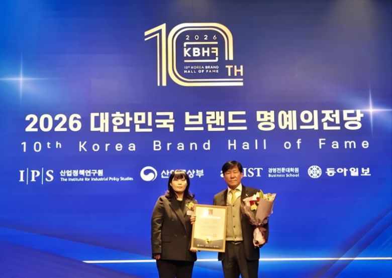 이철수 한국폴리텍대학 이사장(오른쪽)이 22일 서울 서초구 양재 엘타워에서 열린 '2026 대한민국 브랜드 명예의 전당 시상식'에서 대학부문 대상을 수상한 후 기념사진 촬영을 하고 있다. 한국폴리텍대학 제공