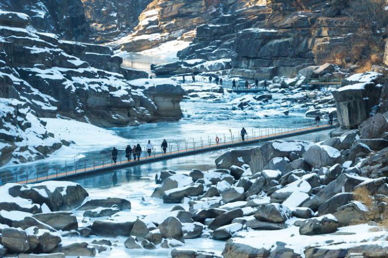한탄강 일원에서 열리는 철원 한탄강얼음트레킹축제                                  추위에 꽁꽁 얼어붙은 한탄강 직탕폭포