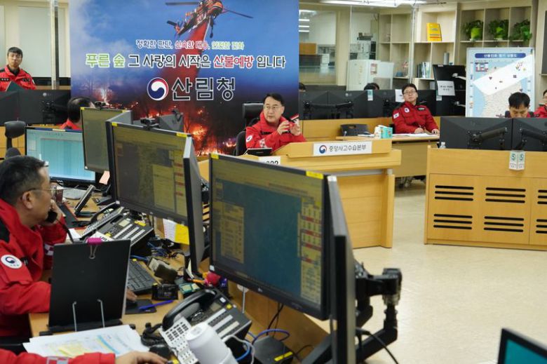 김인호 산림청장(가운데)이 22일 중앙산림재난상황실에서 전남 광양시와 부산 기장군에서 발생한 산불 상황을 점검하고 있다. 산림청 제공