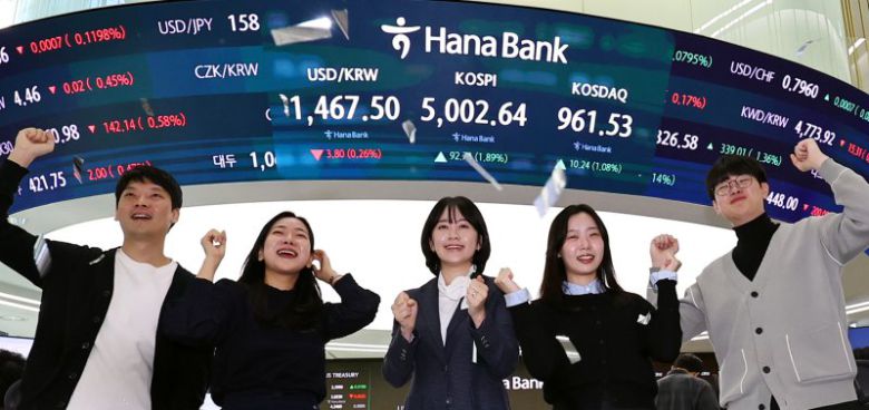 코스피 5000 시대가 열린 22일 오전 서울 중구 하나은행 딜링룸에서 관계자들이 코스피 5000 돌파를 축하하고 있다. 사진=뉴시스