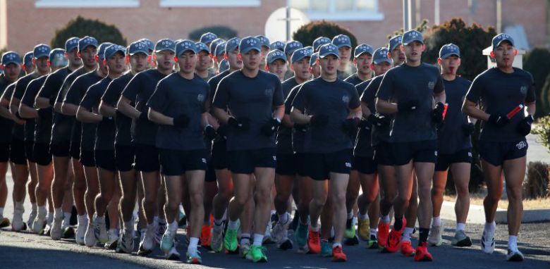 전국적으로 맹추위가 기승을 부린 22일 경남 창원 진해 군항에서 해군 심해잠수사(SSU)들이 구보를 하며 혹한기 훈련을 하고 있다. 뉴스1