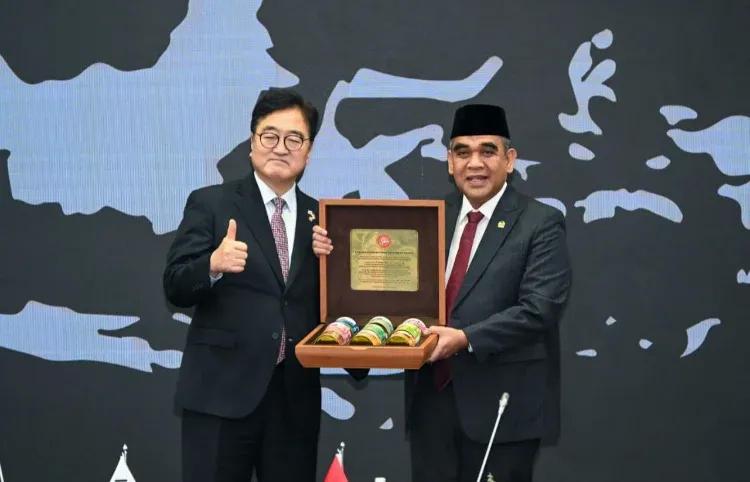 우원식 대한민국 국회의장(왼쪽)과 아흐마드 무자니 인도네시아 국민협의회(MPR RI) 의장이 지난 22일 자카르타 국회의사당에서 열린 인도네시아-한국 의회 협력 강화를 위해 만남을 갖고 우의를 다지고 있다. 국민협의회(MPR RI) 제공