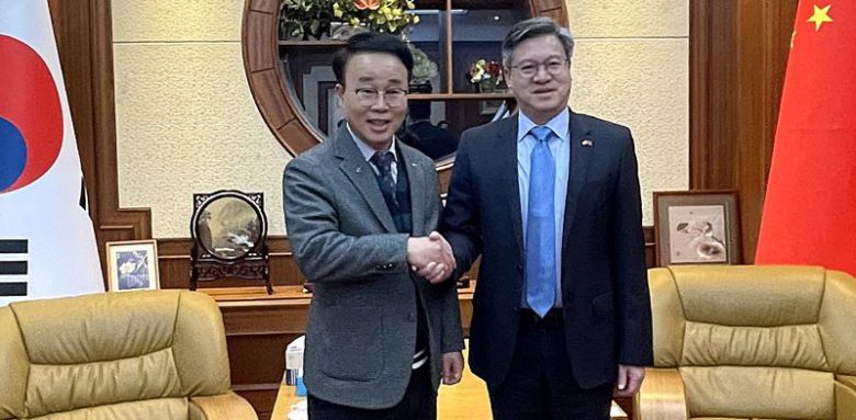 부산진해경제자유구역청 박성호 청장(왼쪽)이 지난 22일 주부산중국총영사관을 방문해 주부산중국총영사관 진일표 총영사와 악수를 하고 있다. 부산진해경제자유구역청 제공