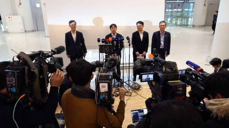 캄보디아 한국인 스캠조직의 대규모 강제송환이 이뤄진 23일 인천국제공항에서 전성환 초국가범죄특별대응TF 법무부 국제형사과 검사가 브리핑을 하고 있다. 사진=서동일 기자