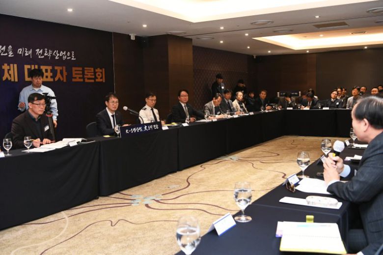 김승룡 소방청장 직무대행이 22일 경기 수원에서 '소방산업 혁신성장 전략보고회'에 참석해 소방 산업체 대표자 토론회를 주재하고 있다. 소방청 제공