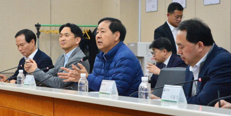 구윤철 부총리 겸 재정경제부 장관이 23일 충북 음성군의 반도체 파운드리(위탁생산) 기업인 DB하이텍 상우공장을 방문해 관계자들과 간담회를 하고 있다. 뉴시스