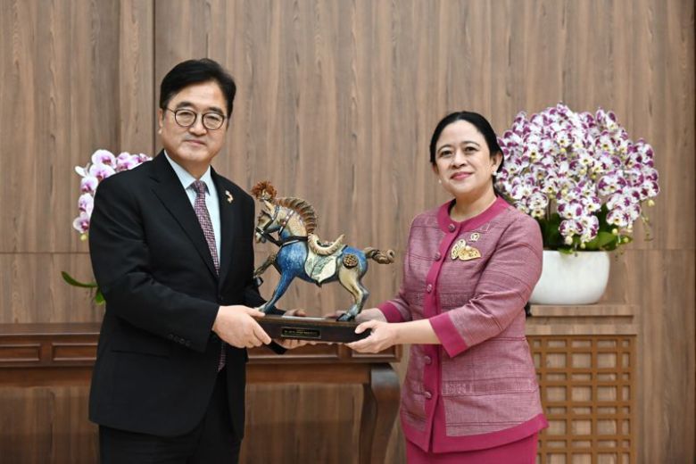 우원식 대한민국 국회의장(왼쪽)과 푸안 마하라니 인도네시아 하원(DPR RI) 의장이 지난 22일 자카르타 국회의사당에서 선물을 교환하며 덕담을 나누고 있다.하원(DPR RI) 제공