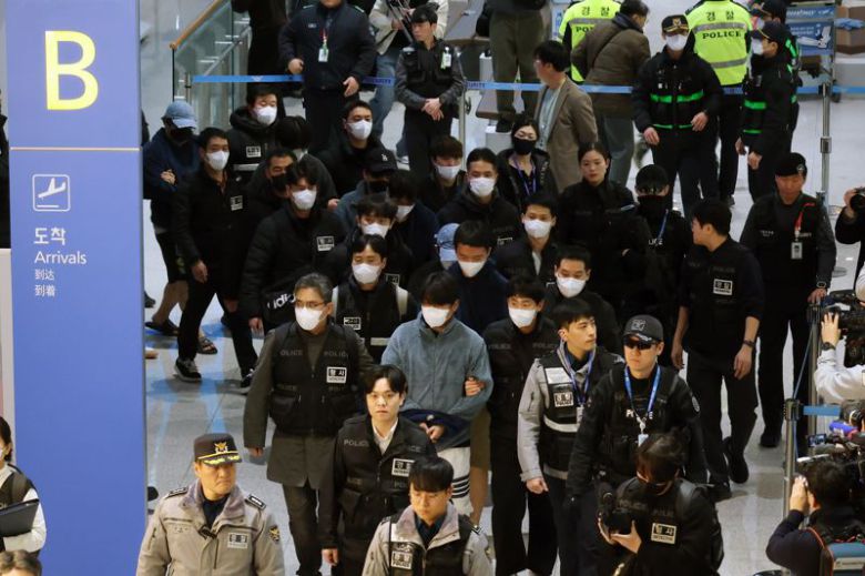 캄보디아에서 스캠(scam·사기), 인질강도 등 범행을 저지른 한국인 범죄 조직원들이 23일 인천국제공항을 통해 국내로 송환돼 수사기관으로 압송되고 있다. 사진=서동일 기자