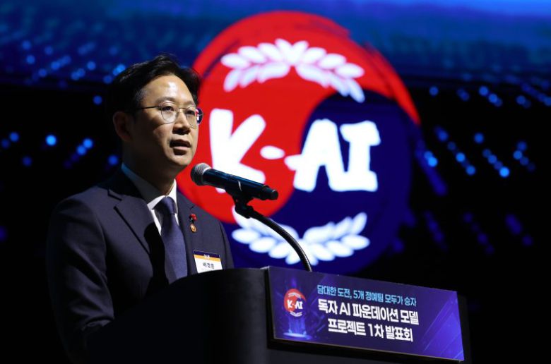 [서울=뉴시스] 이영환 기자 = 배경훈 부총리 겸 과학기술정보통신부 장관이 30일 오후 서울 강남구 코엑스에서 열린 독자 AI 파운데이션 모델 프로젝트 1차 발표회에 참석해 축사를 하고 있다. 2025.12.30. 20hwan@newsis.com /사진=뉴시스