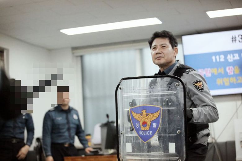 김동권 경기북부경찰청장이 23일 의정부경찰서 지역 경찰 현장실습센터를 방문해 흉기 피습 상황을 가정한 대응 훈련에 직접 참여하고 있다. 경기북부경찰청 제공