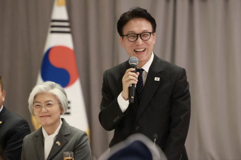 [서울=뉴시스] 김선웅 기자 = 미국을 방문 중인 김민석 국무총리가 22일(현지시간) 미국 워싱턴 DC 콘래드 호텔에서 워싱턴 한인동포들과 간담회를 하고 있다. (사진=총리실 제공) 2026.01.23. photo@newsis.com *재판매 및 DB 금지 <저작권자ⓒ 공감언론 뉴시스통신사. 무단전재-재배포 금지.> /사진=뉴시스화상