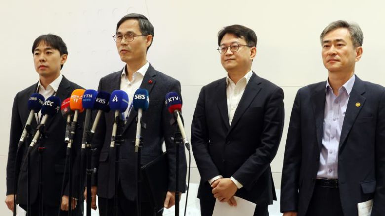 캄보디아 한국인 스캠조직의 대규모 강제송환이 이뤄진 23일 인천국제공항에서 유승렬 초국가범죄 특별대응 TF 치안감(왼쪽 두번째)이 브리핑을 하고 있다. 사진=서동일 기자