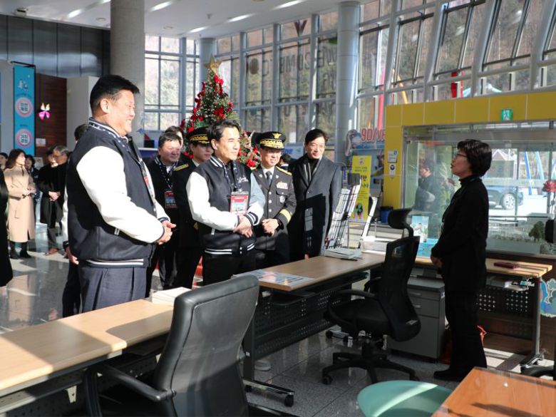 김진태 강원도지사가 23일 이상호 태백시장과 함께 태백 365세이프타운을 방문해 운영 활성화 방안 등을 점검했다. 강원자치도 제공