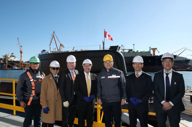 지난 22일 빅터 피델리(Victor Fedeli) 캐나다 온타리오주 경제개발부 장관(왼쪽에서 네번째)이 김희철 한화오션 대표이사(왼쪽에서 다섯 번째) 등과 함께 한화오션이 건조한 잠수함인 장영실함을 배경으로 포즈를 취하고 있다. 한화오션 제공