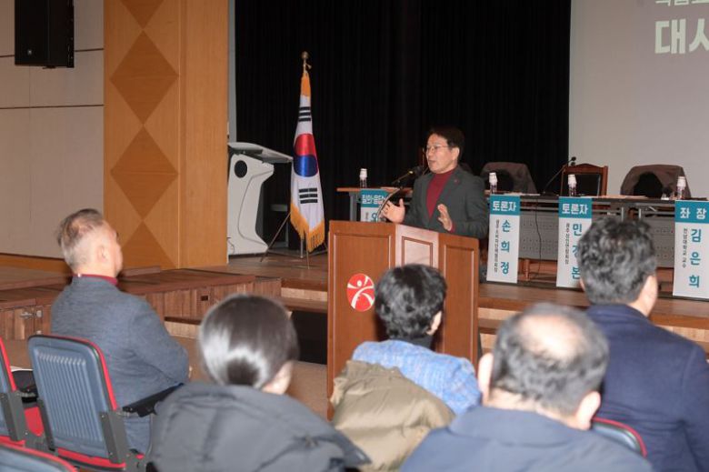 강기정 광주광역시장이 23일 5·18기념문화센터 대동홀에서 열린 '복합쇼핑몰 입점 대시민 공개토론회'에 참석해 인사말을 하고 있다. 광주광역시 제공