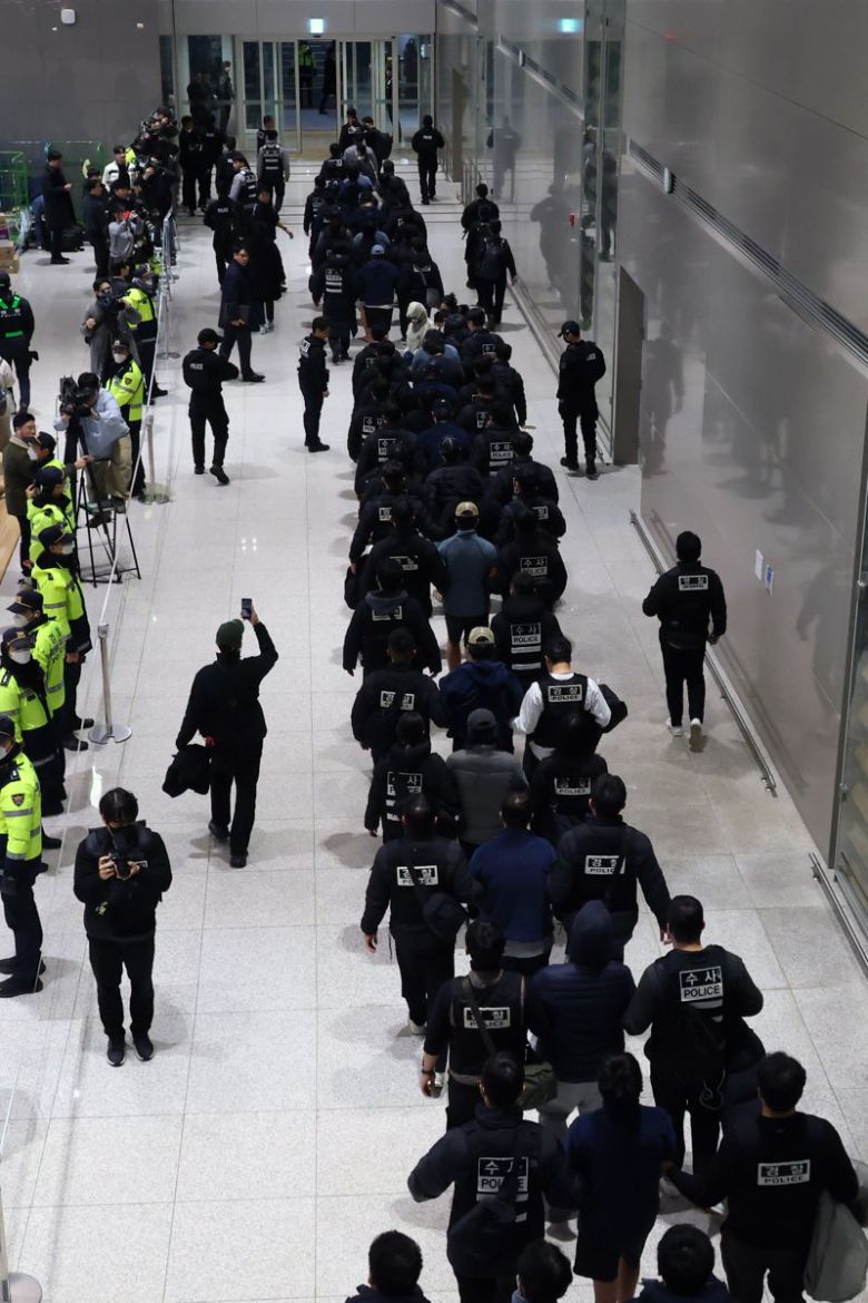 캄보디아에서 스캠(scam·사기), 인질강도 등 범행을 저지른 한국인 범죄 조직원들이 23일 인천국제공항을 통해 국내로 송환돼 수사기관으로 압송되고 있다. 사진=서동일 기자