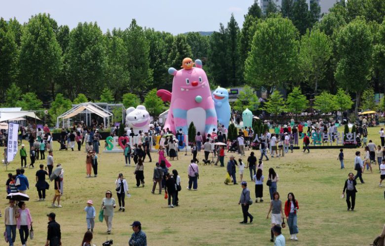 지난해 5월 25일 서울국제정원박람회가 열리고 있는 서울 동작구 보라매공원이 나들이객으로 붐비고 있다. 뉴스1