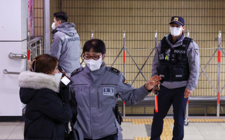 23일 오후 서울지히철 1호선 종로3가역에서 연기가 발생해 경찰이 승객의 승강장 진입을 통제하고 있다. 연기의 영향으로 1호선 상행방면이 종로3가역을 한때 무정차 통과했다. 뉴스1
