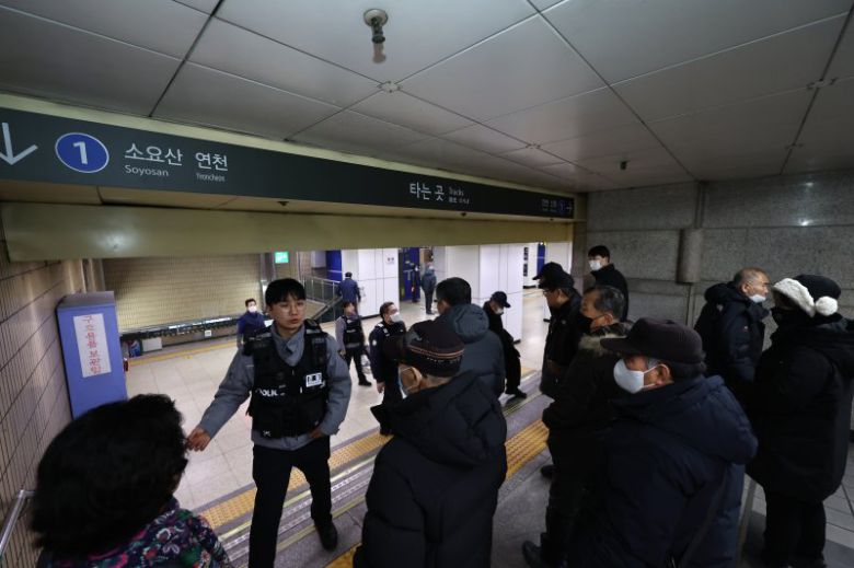 23일 오후 서울지히철 1호선 종로3가역에서 발생한 연기로 경찰이 승객의 승강장 진입을 통제하고 있다. 연기의 영향으로 1호선 상행방면이 종로3가역을 무정차 통과중이다. 뉴스1