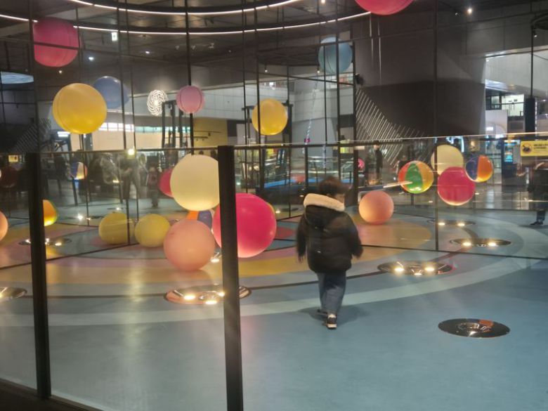 대전 국립중앙과학관 물리체험공간 '피직스랩'에 마련된 베르누이볼. 공기 흐름 위에 떠오르는 대형 공을 관찰하며 베르누이 원리를 직관적으로 경험하는 체험 전시로, 베르누이볼 공간을 어린이가 체험하고 있다. 사진=연지안 기자