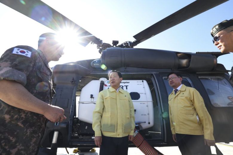 이두희 국방부 차관이 지난해 9울 10일 육군 항공사령부에서 산불 발생 시 군 헬기 대응 준비상태를 점검하고 있다. 국방일보 제공